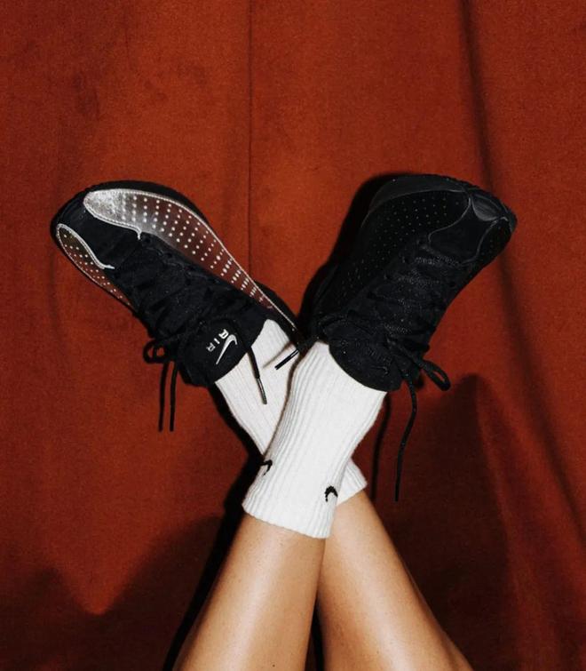 4双sneakers值得一冲！当「液态银」成春夏潮人招牌色这