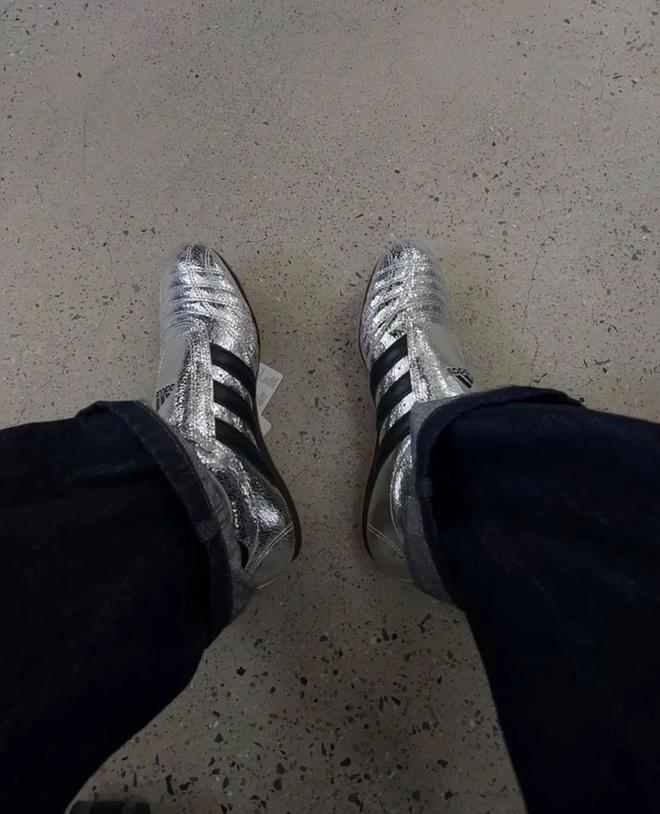 4双sneakers值得一冲！当「液态银」成春夏潮人招牌色这(图14)